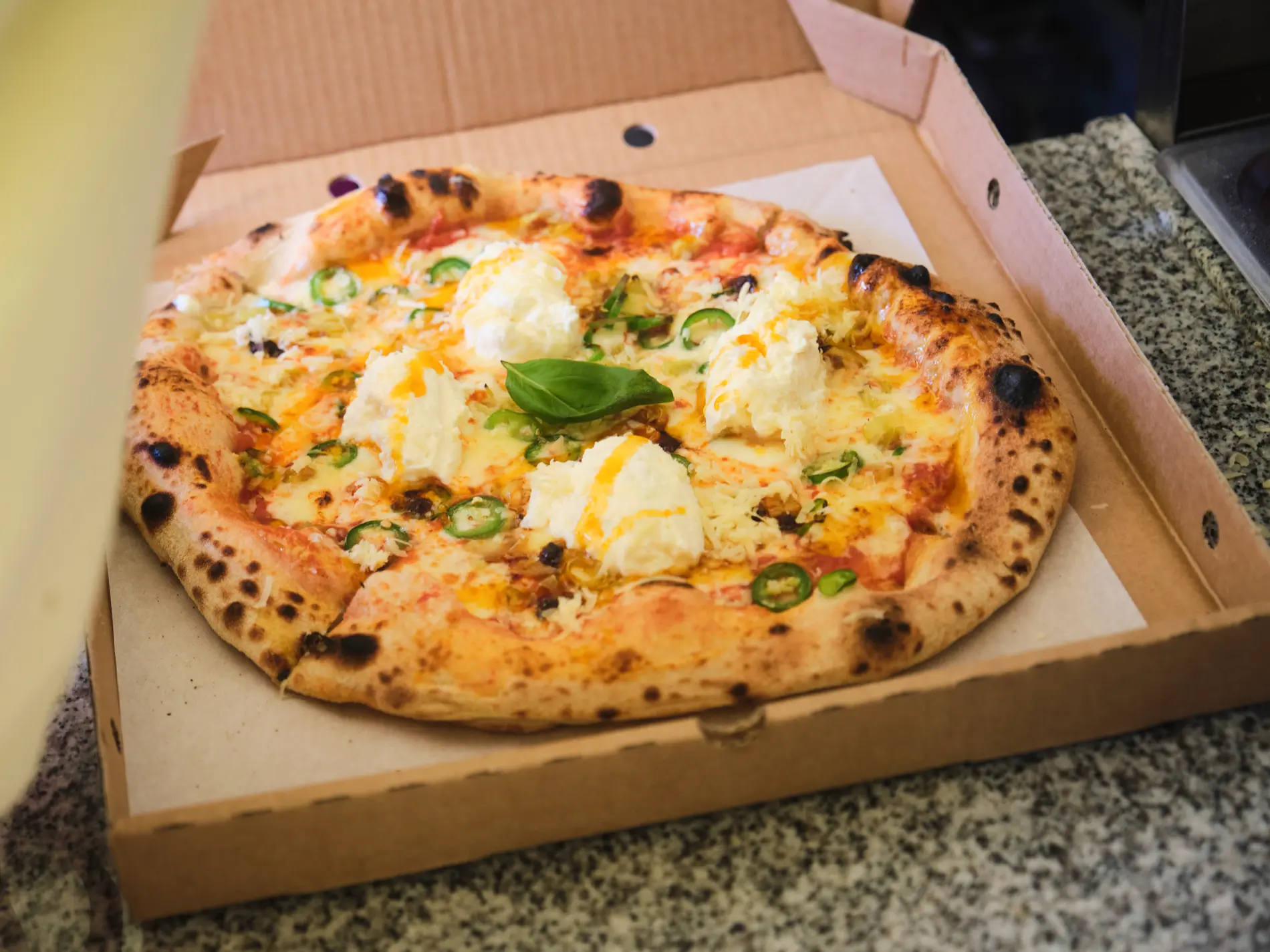 Nysteikt Hoga-pizza toppa med ost, chili, stracciatella og basilikum – handlaga med jærske råvarer.